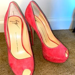 Cute and different pair of pink velvet pumps